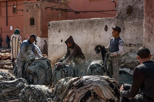 men working with toxic material without protection in tanneries