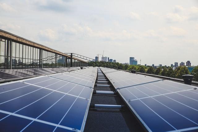 lots of solar panel on roof top