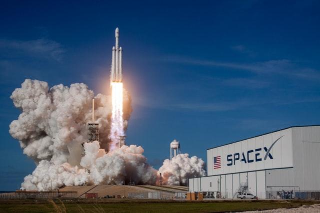 spaceX launching aircraft during daytime